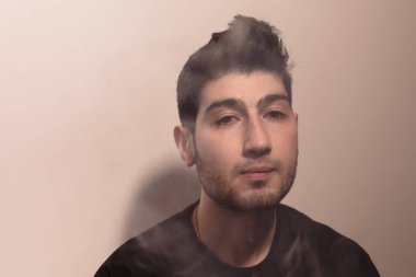 Siyah giysili ciddi genç adam.