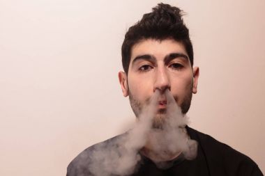 Genç adam çok duman bültenleri.