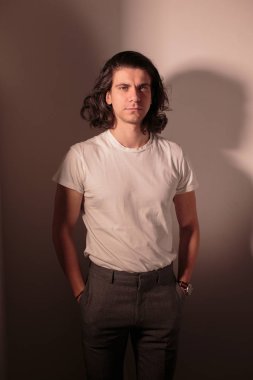 Uzun saçlı güzel romantik adam.