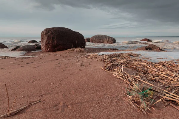 Grandes piedras en la orilla de la bahía contra el cielo en invierno . —  Fotos de Stock