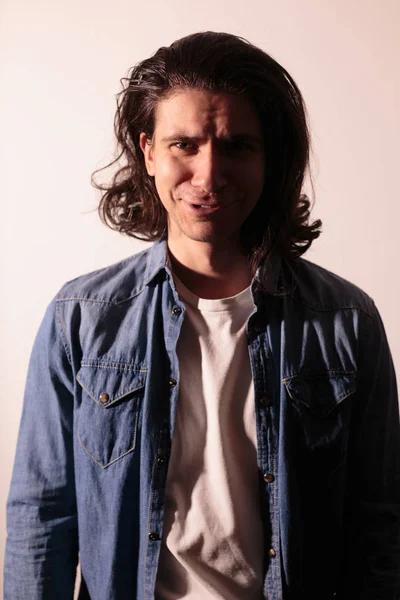 Kot gömlek uzun saçlı güzel adam.