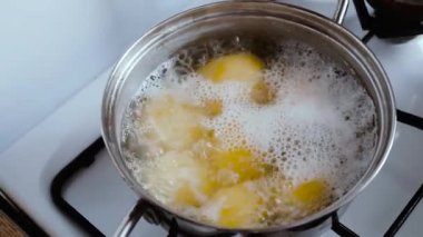Patates bir tencerede pişer.