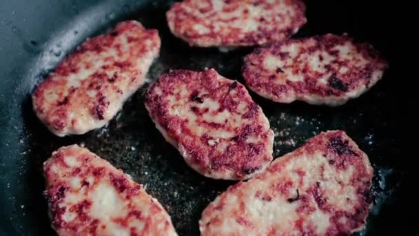 Κοτολέτες τηγανισμένο σε ένα τηγάνι. — Αρχείο Βίντεο