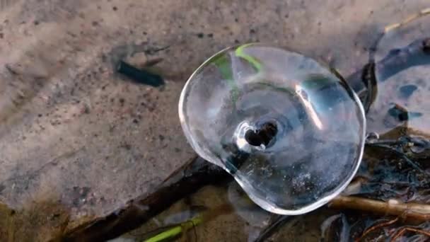 Icicle de forme inhabituelle au début du printemps . — Video