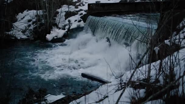 Movimiento del río en la naturaleza a principios de primavera . — Vídeos de Stock