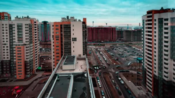 Bewegung im Stadtbild von einem Hochhaus mitten am Tag. Zeitraffer-Video. — Stockvideo