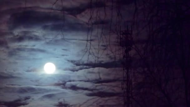 Pleine lune se déplaçant à travers le ciel nuageux. Vidéo Time lapse . — Video