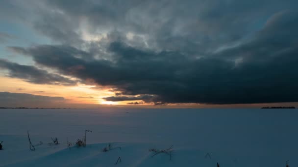 Zonsondergang in de winter sneeuwveld. Time-lapse video. — Stockvideo