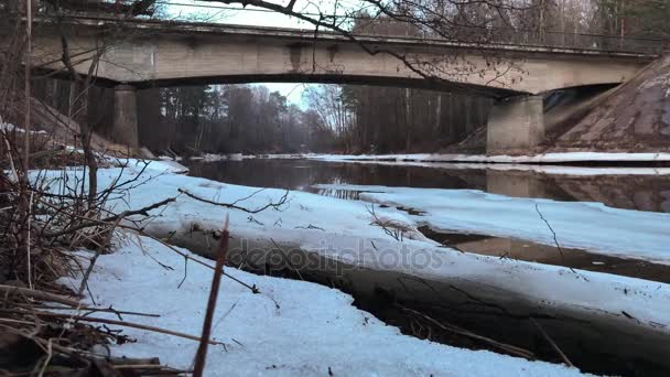 Bro över floden tidigt på våren när snön inte har ännu smält bort. Tid förfaller video. — Stockvideo