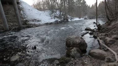Gündüz erken baharda Nehri'nin hareketi.