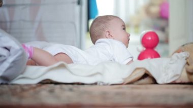 Halı üzerinde küçük mutlu bebek.