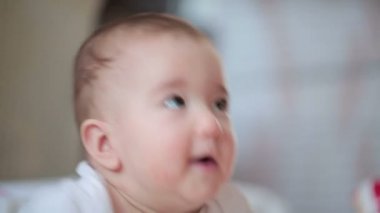Küçük bir bebek yüzü kapatmak video.