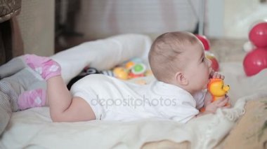 Halı üzerinde küçük mutlu bebek.