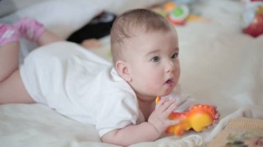 Halı üzerinde küçük mutlu bebek.