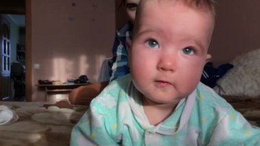 Küçük mutlu bebek yatağı.