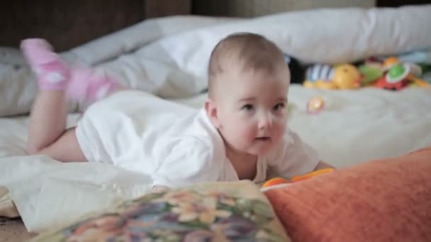 Kleine happy baby op het tapijt. — Stockvideo