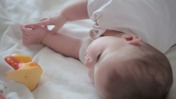 Kleines glückliches Baby auf dem Teppich. — Stockvideo