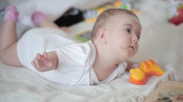 Kleine happy baby op het tapijt. — Stockvideo