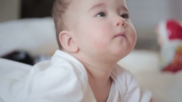 Pequeño bebé feliz en la alfombra . — Vídeos de Stock