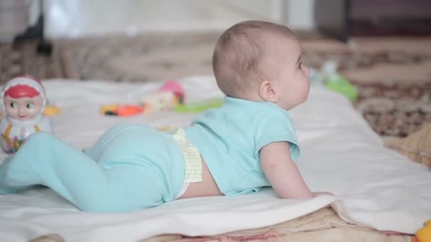 Kleines glückliches Baby auf dem Teppich. — Stockvideo