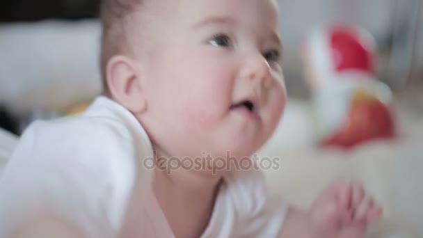 Pequeño bebé feliz en la alfombra . — Vídeos de Stock