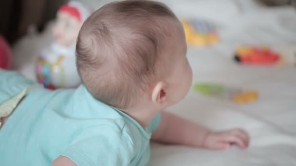 Pequeno bebê feliz no tapete . — Vídeo de Stock