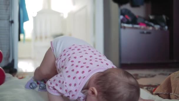 Pequeño bebé feliz en la alfombra . — Vídeos de Stock