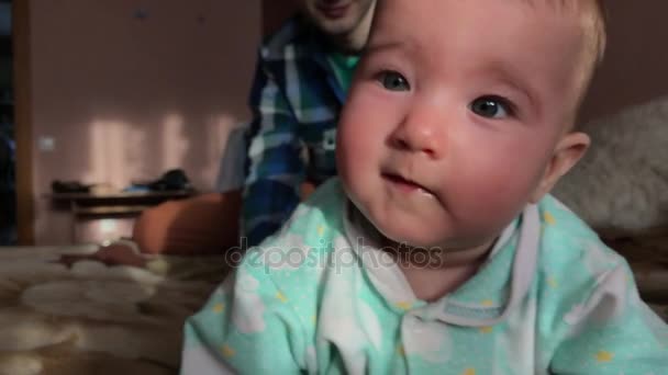 Pequeno bebê feliz na cama . — Vídeo de Stock