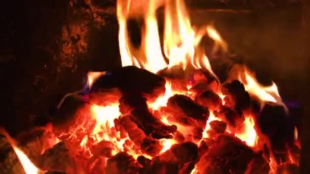 Carbón rojo caliente en la chimenea . — Vídeo de stock