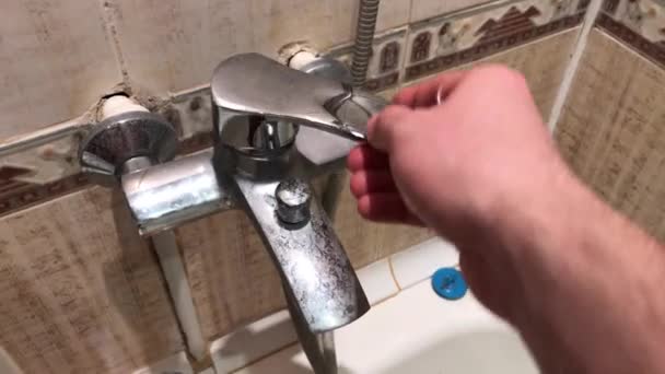 In de badkamer opent water uit de kraan, maar geen water loopt uit de hand. — Stockvideo