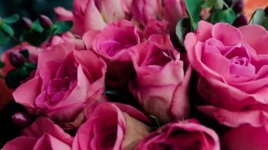 Tasarımcı pembe gül buketi.