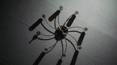 Kamera avize aşağıdan siyah beyaz canlı yayın ile vuruyor.