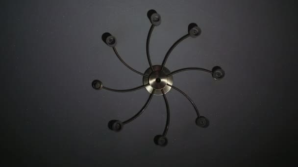 La fotocamera scatta il lampadario dal basso con la copertura in diretta in bianco nero . — Video Stock