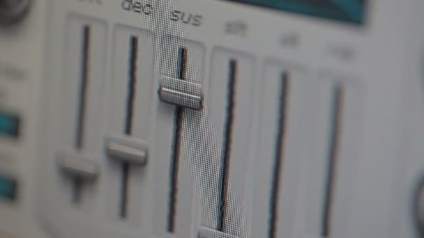 Geautomatiseerde faders en meter van een digitale synthesizer. — Stockvideo