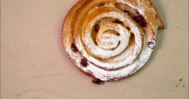 Üzümlü çörek döner bir kağıt arka plan Üstten Görünüm.
