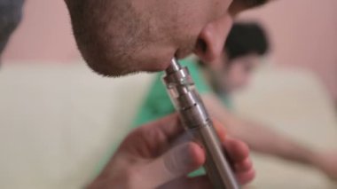 Ters yönde bir sakal vape adamla darbeler.