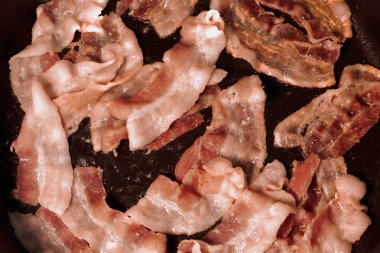 Bir tavada kızartılmış pastırma fotoğrafı.