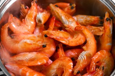 Birçok karides tavada. Fotoğrafı kapatın.