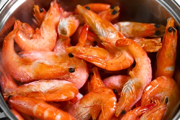 Beaucoup de crevettes dans la casserole. Photo rapprochée . — Photo