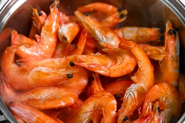 Beaucoup de crevettes dans la casserole. Photo rapprochée . — Photo