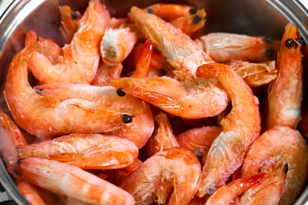 Beaucoup de crevettes dans la casserole. Photo rapprochée . — Photo