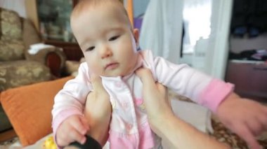 Baba bebek ilk kişi görünümü elinde tutar..