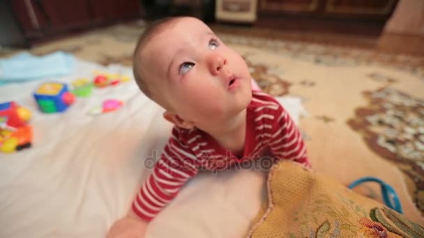 Petit bébé heureux sur le tapis . — Video