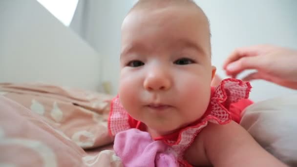 ベッドの上の小さな幸せな赤ちゃん. — ストック動画