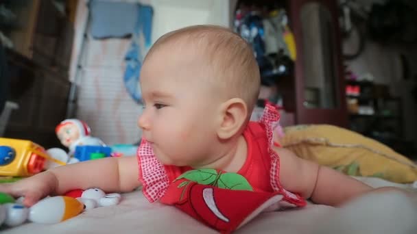 ベッドの上の小さな幸せな赤ちゃん. — ストック動画