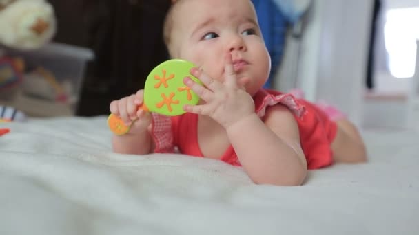 Μικρό ευτυχισμένο μωρό στο χαλί. — Αρχείο Βίντεο