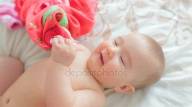 Küçük çıplak bebek yatağı.