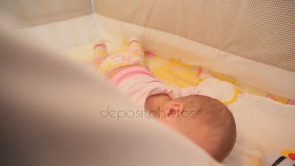甜甜宝贝爬在他的婴儿床. — 图库视频影像
