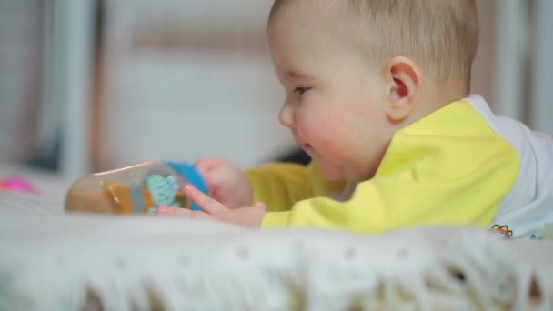 Pequeño bebé feliz en la cama . — Vídeos de Stock