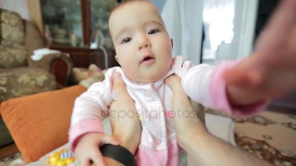 Papa tient bébé dans les mains de la vue à la première personne . — Video